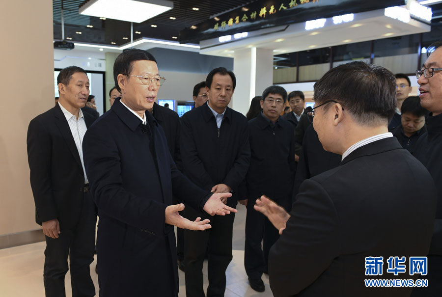 11月14日至15日，國(guó)務(wù)院副總理張高麗在黑龍江調(diào)研。這是11月14日，張高麗到黑龍江工業(yè)技術(shù)研究院成果展示中心，了解產(chǎn)學(xué)研結(jié)合推動(dòng)創(chuàng)新發(fā)展情況。 新華社記者 高潔 攝