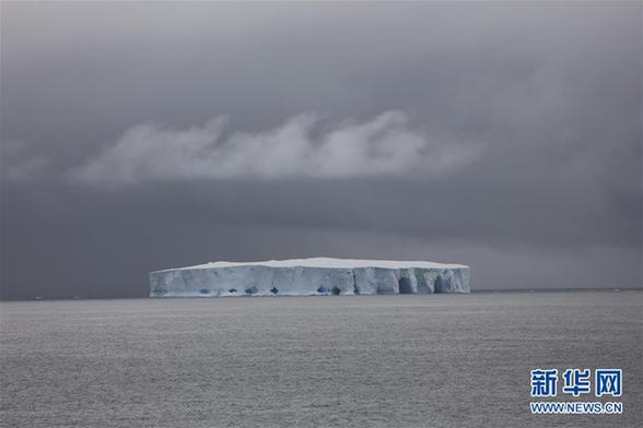 （圖文互動）（2）專訪：在南極，最美的藍(lán)冰可能通向死亡&mdash;&mdash;中國南極科考隊員講述&ldquo;冰縫驚魂記&rdquo;