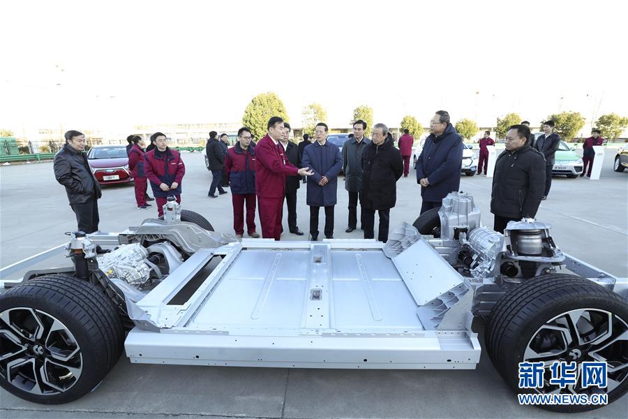 1月9日至10日，國務院副總理張高麗在安徽調(diào)研推動長江經(jīng)濟帶發(fā)展工作。這是1月9日，張高麗在江淮汽車股份有限公司了解企業(yè)生產(chǎn)經(jīng)營和參與國際產(chǎn)能合作情況。新華社記者 龐興雷 攝