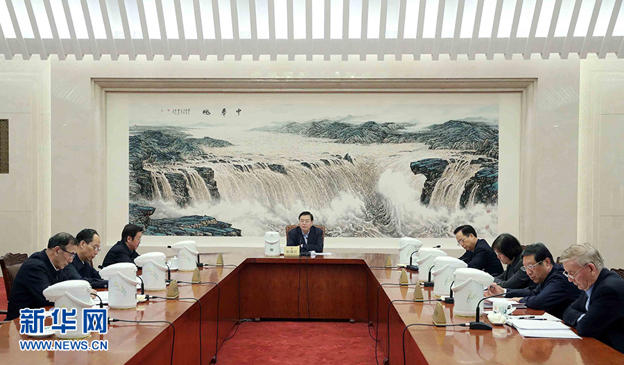 1月16日，中共十二屆全國人大常委會(huì)黨組在北京召開會(huì)議，認(rèn)真學(xué)習(xí)領(lǐng)會(huì)習(xí)近平總書記在十九屆中央紀(jì)委二次全會(huì)上的重要講話和全會(huì)精神，研究部署貫徹落實(shí)工作。全國人大常委會(huì)委員長、常委會(huì)黨組書記張德江主持會(huì)議并講話。新華社記者 劉衛(wèi)兵 攝