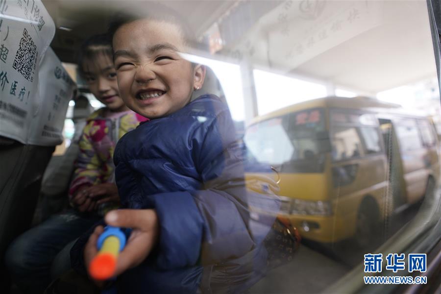 （圖文互動&middot;新華全媒頭條）（3）讓農(nóng)民致富奔小康的道路越走越寬廣&mdash;&mdash;黨的十八大以來以習(xí)近平同志為核心的黨中央關(guān)心農(nóng)村公路發(fā)展紀(jì)實