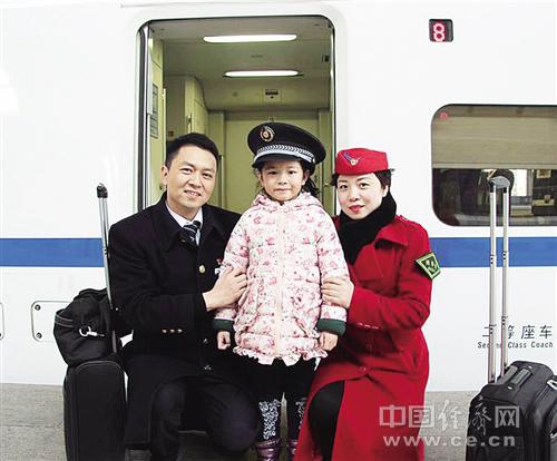 陳剛（左）、肖三英以及女兒陳昱彤的合照。經(jīng)濟(jì)日?qǐng)?bào)-中國(guó)經(jīng)濟(jì)網(wǎng)記者 王軼辰攝