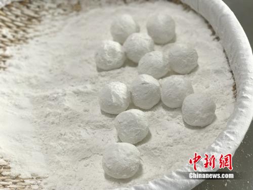制作元宵時，首先要將餡料做好，沾上水，再投進盛滿糯米粉的笸籮內搖。<a target='_blank'  ><p  align=