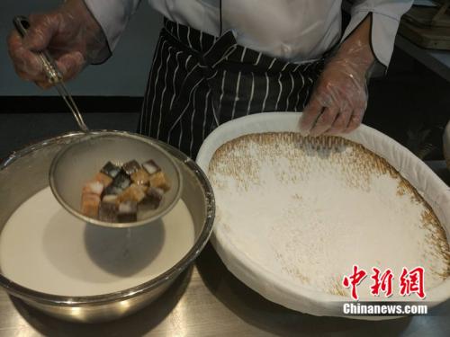 制作元宵時，首先要將餡料做好，沾上水，再投進盛滿糯米粉的笸籮內搖。<a target='_blank'  ><p  align=
