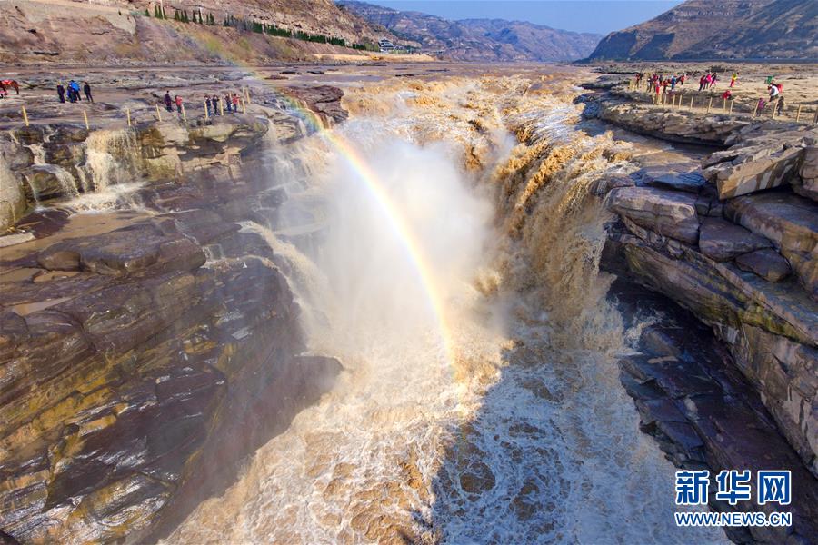 （社會）（1）壺口迎來&ldquo;桃花汛&rdquo; 黃河兩岸架彩虹