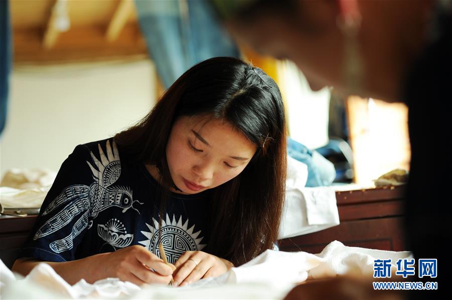 （社會）（6）貴州丹寨：&ldquo;指尖經濟&rdquo;繪制脫貧藍圖
