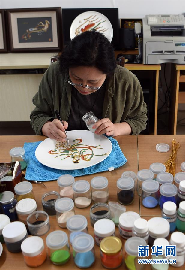 （XHDW）（2）音樂教師白茜：跨界創作掐絲敦煌壁畫