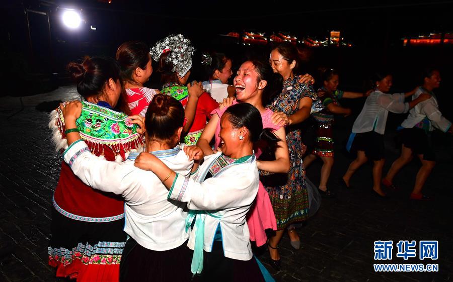 （社會）（8）苗山脫貧影像志&mdash;&mdash;把苗寨搬進(jìn)景區(qū) 讓貧困戶住進(jìn)城里