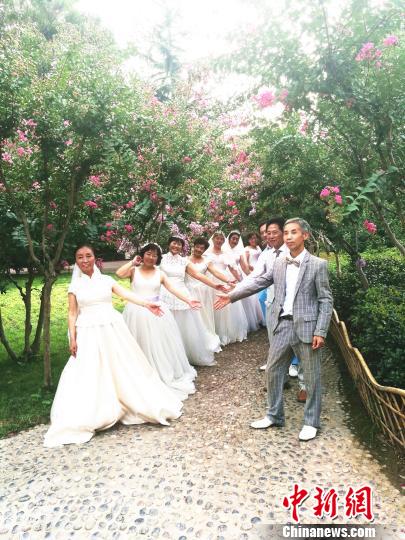 我以白紗配你白發(fā)鄭州10對老人拍婚紗照過&ldquo;七夕&rdquo;