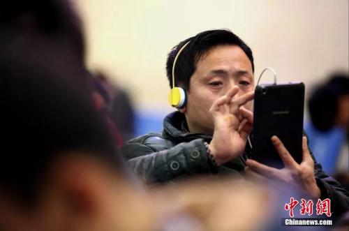 資料圖:候車(chē)室內(nèi),玩手機(jī)的“低頭族”隨處可見(jiàn)。刷微博、聊微信、玩游戲、看電影,高科技將大多旅客變?yōu)槭謾C(jī)“低頭族”。<a target='_blank' ><p align=