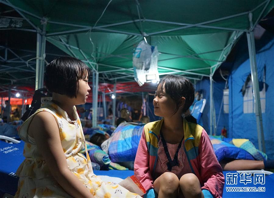 （長寧地震&middot;圖文互動）（1）夜訪雙河中學(xué)安置點(diǎn)