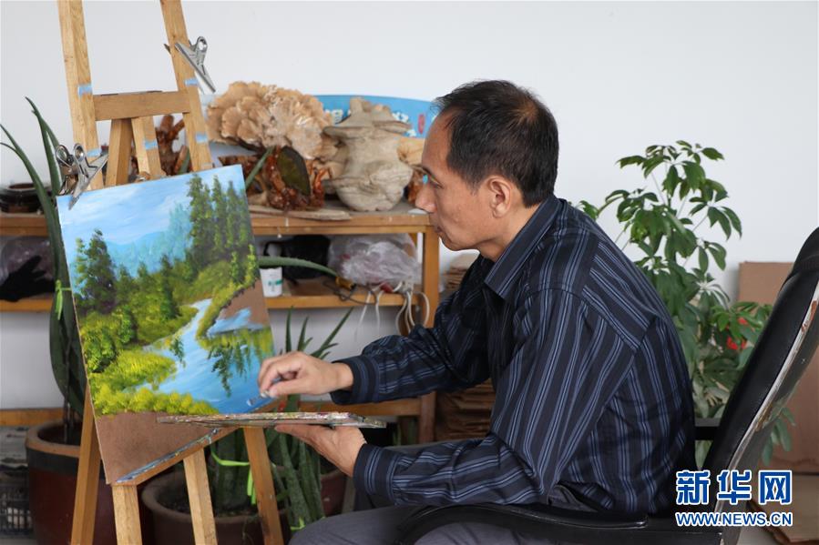 （脫貧攻堅(jiān)&middot;圖文互動）（2）樺樹皮&ldquo;畫&rdquo;出脫貧致富圖