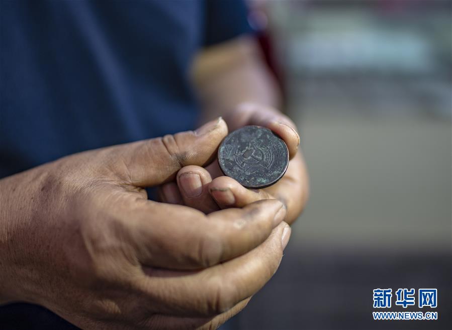 （壯麗70年·奮斗新時(shí)代——記者再走長征路·圖文互動）（4）赤子心紅色情——潘庭宏的紅色收藏之路