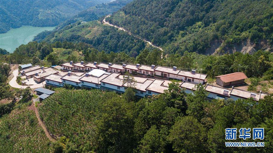 （在習近平新時代中國特色社會主義思想指引下——新時代新作為新篇章·總書記關心的百姓身邊事·圖文互動）（1）“四好農村路”：通向幸福，通向遠方