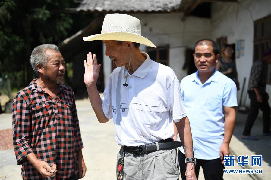 （圖文互動(dòng)）（1）烏蒙山區(qū)扶貧第一書記背后的&ldquo;老監(jiān)工&rdquo;
