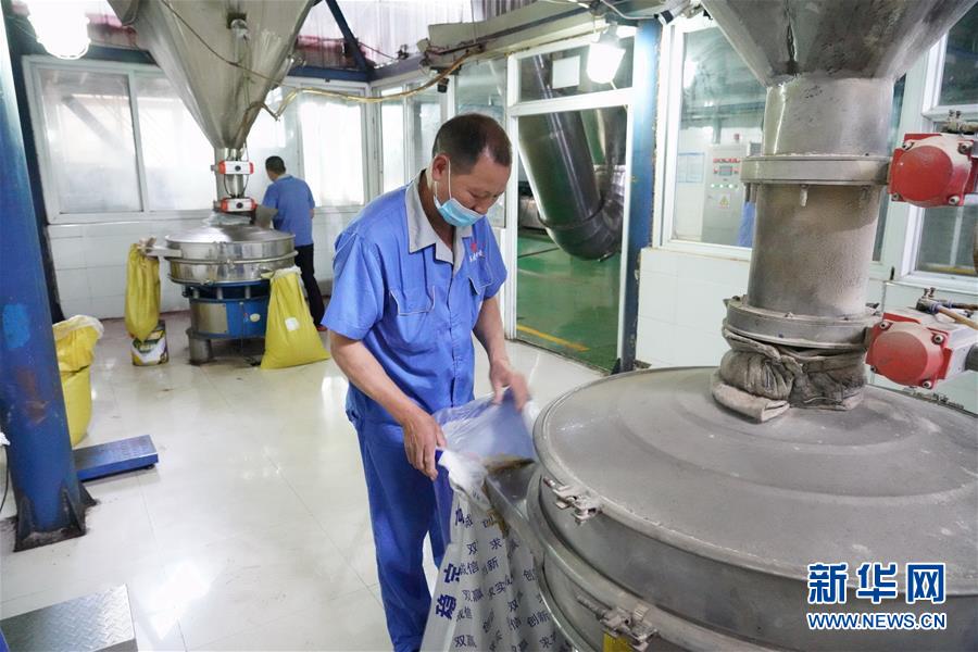 （在習(xí)近平新時(shí)代中國(guó)特色社會(huì)主義思想指引下&mdash;&mdash;新時(shí)代新作為新篇章&middot;總書記關(guān)心的百姓身邊事&middot;圖文互動(dòng)）（2）大污染變身&ldquo;大寶藏&rdquo;：治理畜禽糞污，他們這樣干！