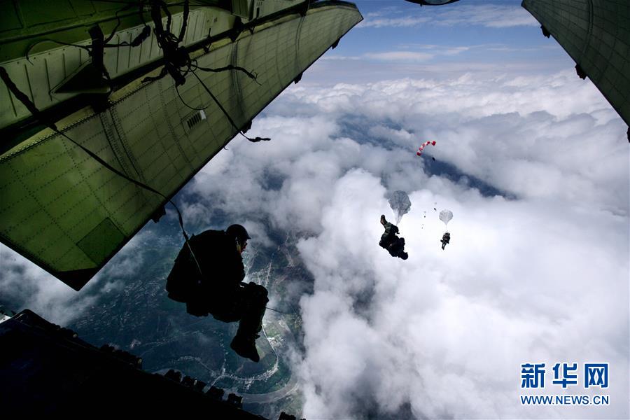 （新華全媒頭條&middot;人民空軍70年&middot;圖文互動）（12）陽光照耀奮飛的航程&mdash;&mdash;黨中央、中央軍委和習主席關心人民空軍建設發展紀實