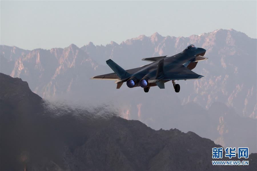 （新華全媒頭條&middot;人民空軍70年&middot;圖文互動）（14）陽光照耀奮飛的航程&mdash;&mdash;黨中央、中央軍委和習主席關心人民空軍建設發展紀實