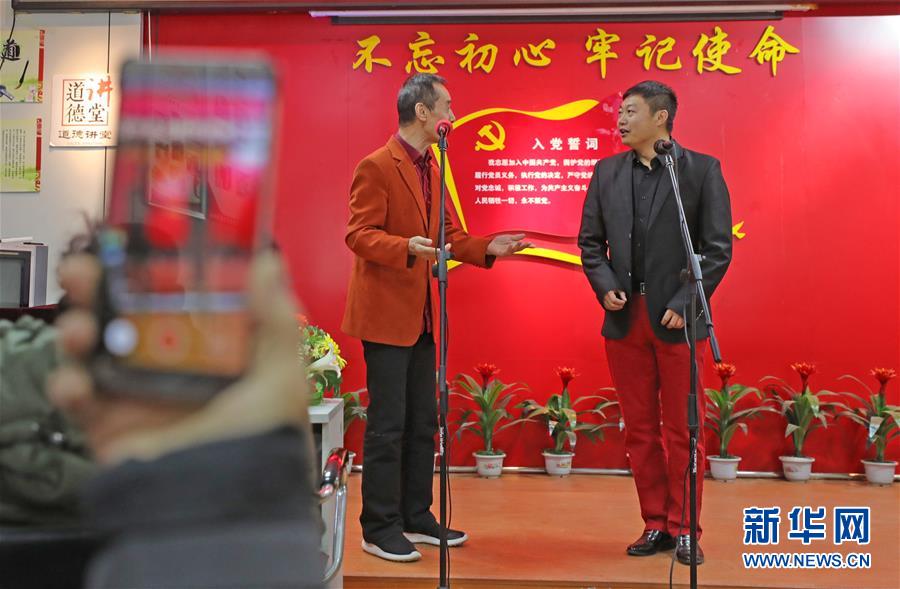 （四中全會精神在基層&middot;圖文互動）（3）說學逗唱間傳遞中國之治&mdash;&mdash;遼寧創新組織曲藝小分隊宣講四中全會精神