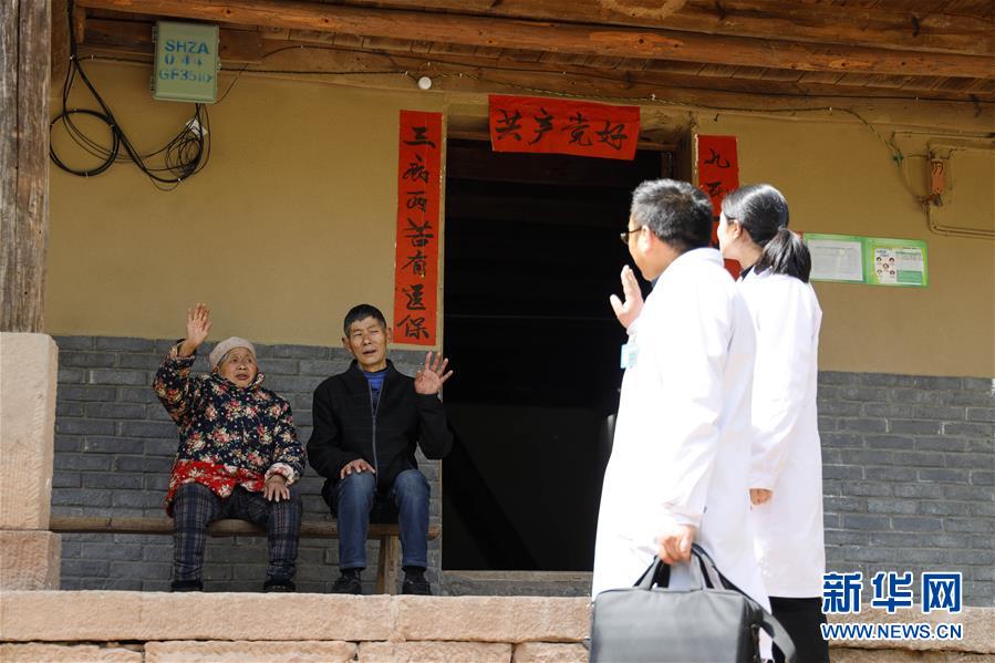 （新華全媒頭條&middot;圖文互動(dòng)）（1）為基層松綁減負(fù)　促干部擔(dān)當(dāng)作為&mdash;&mdash;以習(xí)近平同志為核心的黨中央推進(jìn)&ldquo;基層減負(fù)年&rdquo;工作綜述