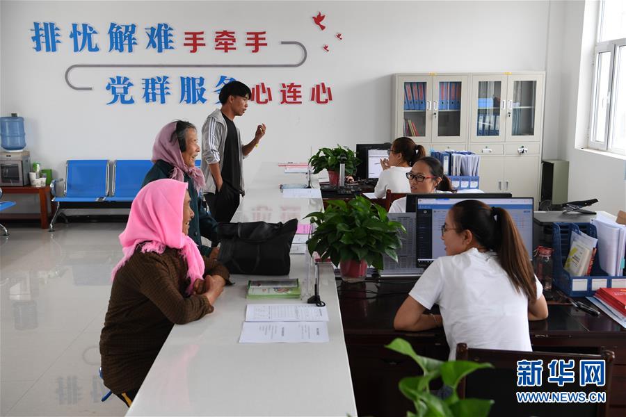 （新華全媒頭條&middot;圖文互動(dòng)）（4）為基層松綁減負(fù)　促干部擔(dān)當(dāng)作為&mdash;&mdash;以習(xí)近平同志為核心的黨中央推進(jìn)&ldquo;基層減負(fù)年&rdquo;工作綜述