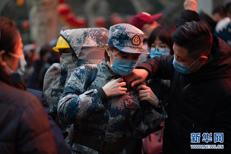 （新型肺炎疫情防控·圖文互動）（1）除夕夜，他們這樣出征——空軍軍醫大學醫療隊出征武漢疫區見聞