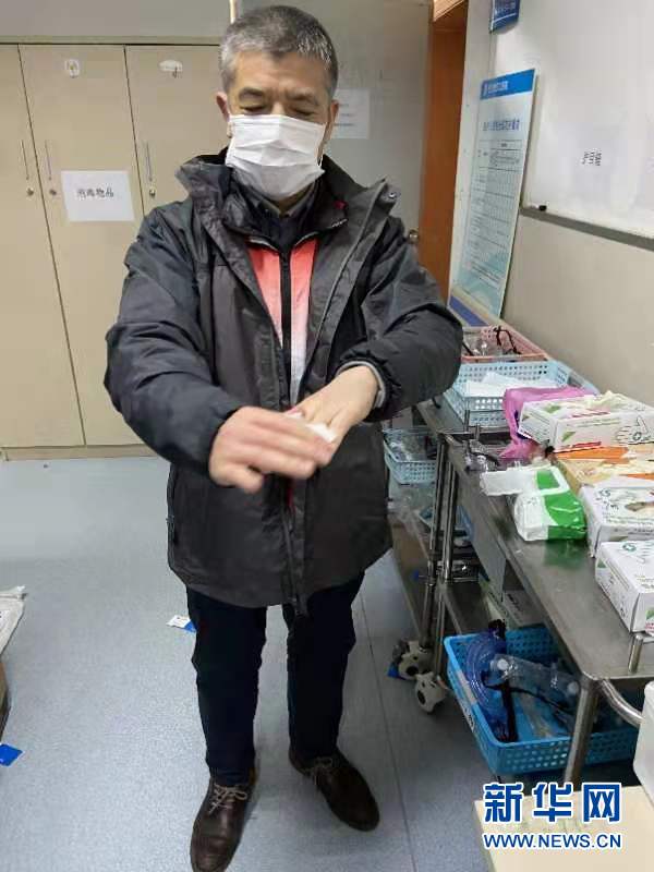 （新華全媒頭條·圖文互動）（3）戰(zhàn)紅區(qū)！——發(fā)生在武漢抗疫隔離病房內的故事