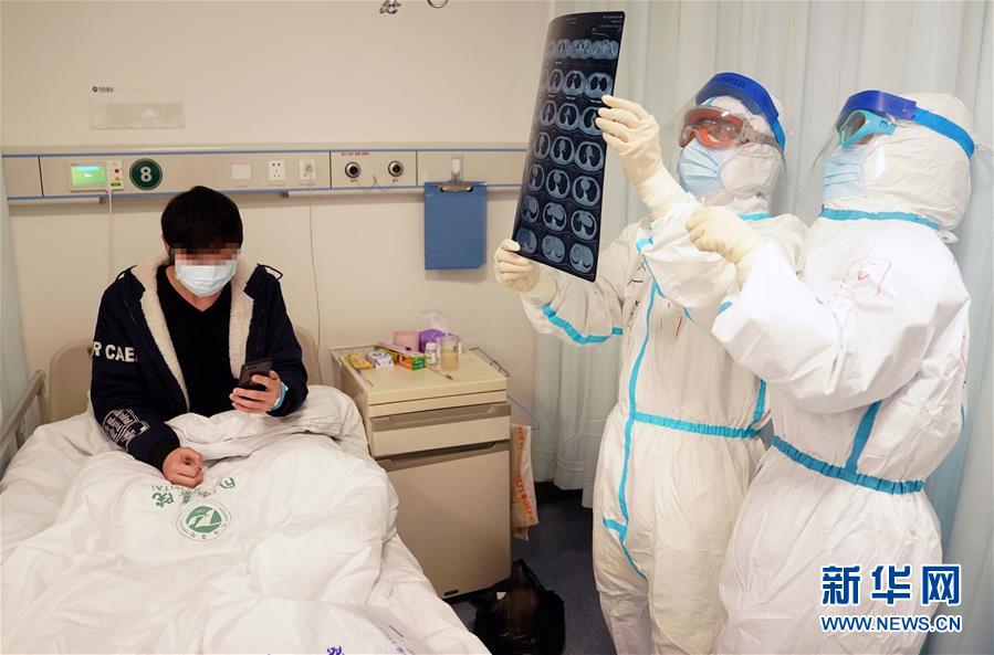 （新華全媒頭條·圖文互動）（7）“與國家同舟，與人民共濟(jì)”——新冠肺炎重癥救治同濟(jì)醫(yī)院戰(zhàn)“疫”直擊