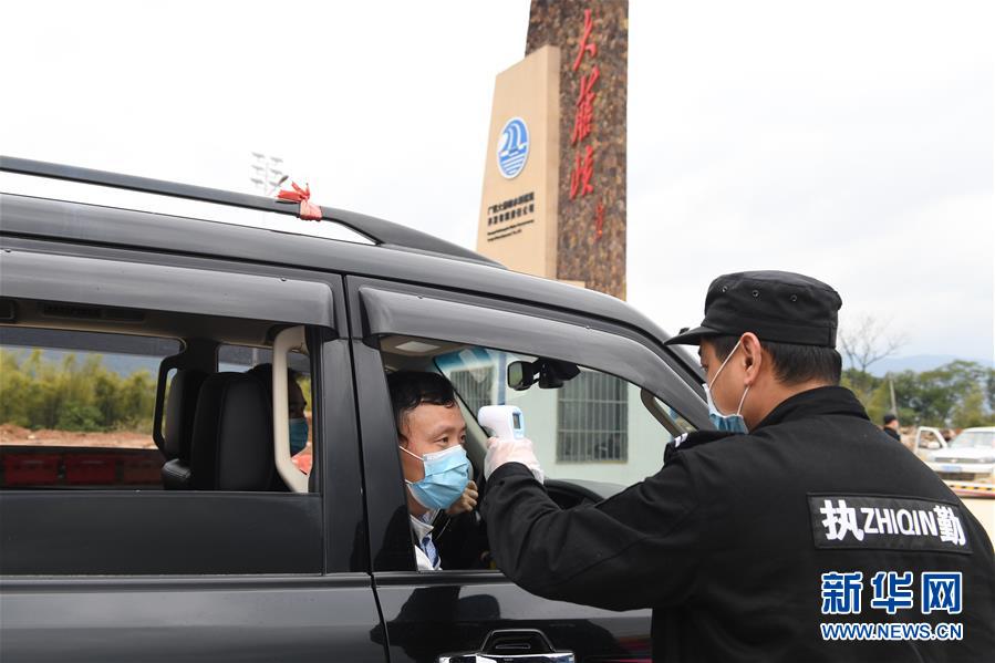 （抓好經(jīng)濟(jì)發(fā)展 應(yīng)對(duì)復(fù)雜局面&middot;圖文互動(dòng)）（3）把疫情造成的損失降到最小&mdash;&mdash;廣西生產(chǎn)一線見聞