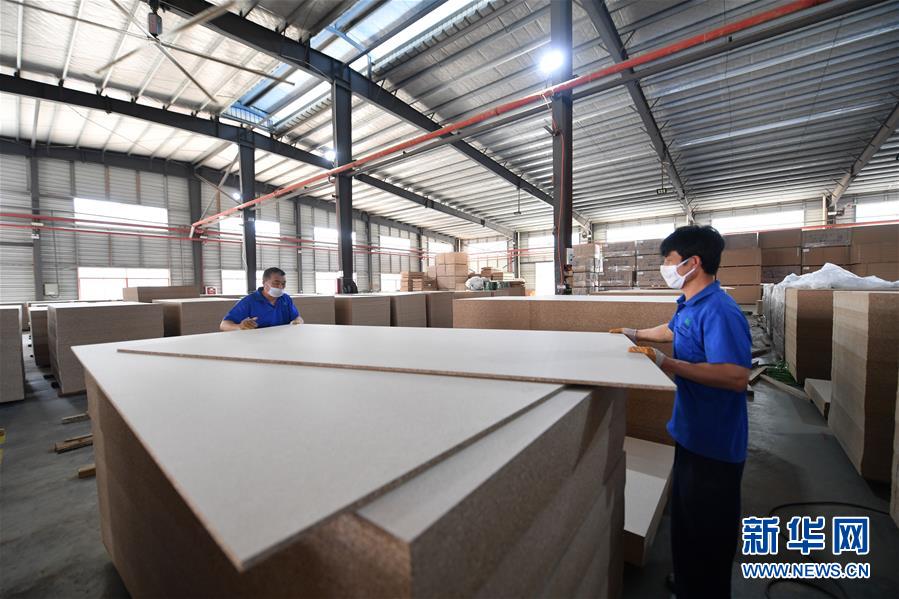 （圖文互動）（8）展會變直播 員工變網紅&mdash;&mdash;千億元家具產業別樣復工復產路