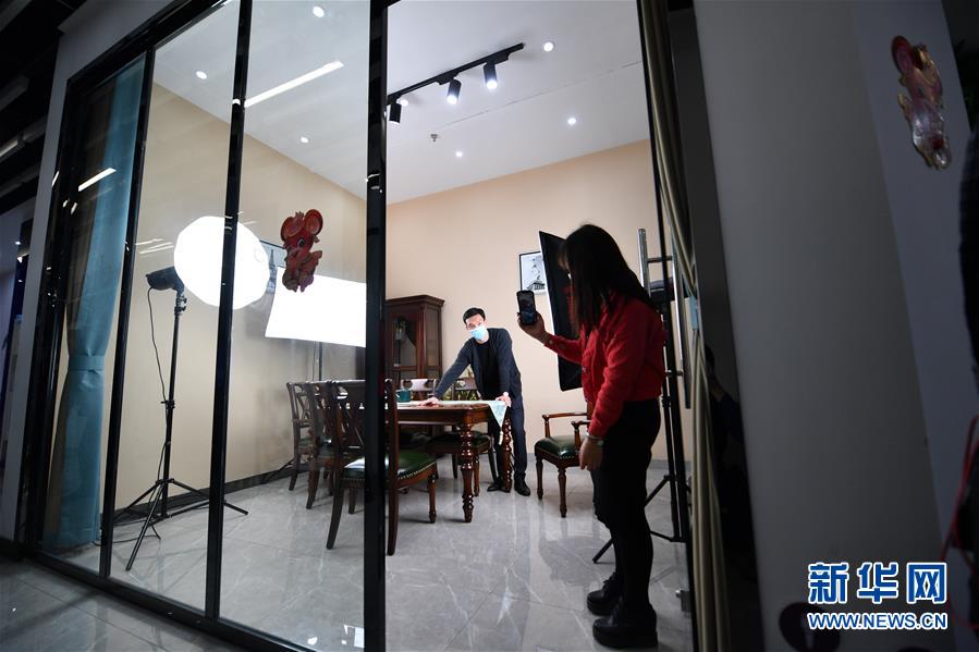 （圖文互動）（10）展會變直播 員工變網紅&mdash;&mdash;千億元家具產業別樣復工復產路