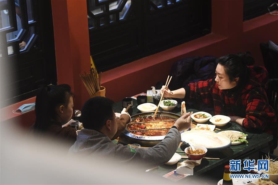 （聚焦復工復產&middot;圖文互動）（1）重慶兩江又飄火鍋香