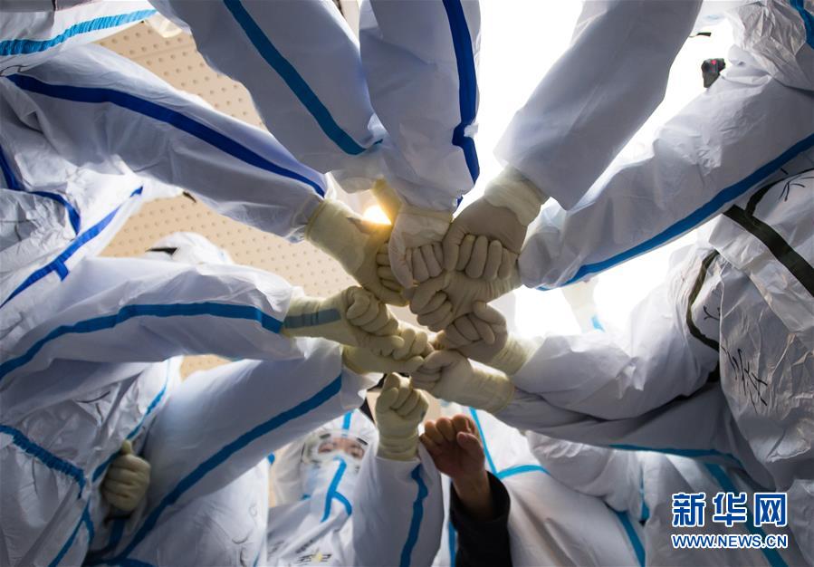 （新華全媒頭條&middot;在習(xí)近平新時代中國特色社會主義思想指引下&mdash;&mdash;新時代新作為新篇章&middot;圖文互動）（2）同心戰(zhàn)&ldquo;疫&rdquo;彰顯人民至上&mdash;&mdash;各地各部門貫徹落實習(xí)近平總書記重要指示精神統(tǒng)籌推進(jìn)疫情防控和經(jīng)濟(jì)社會發(fā)展 