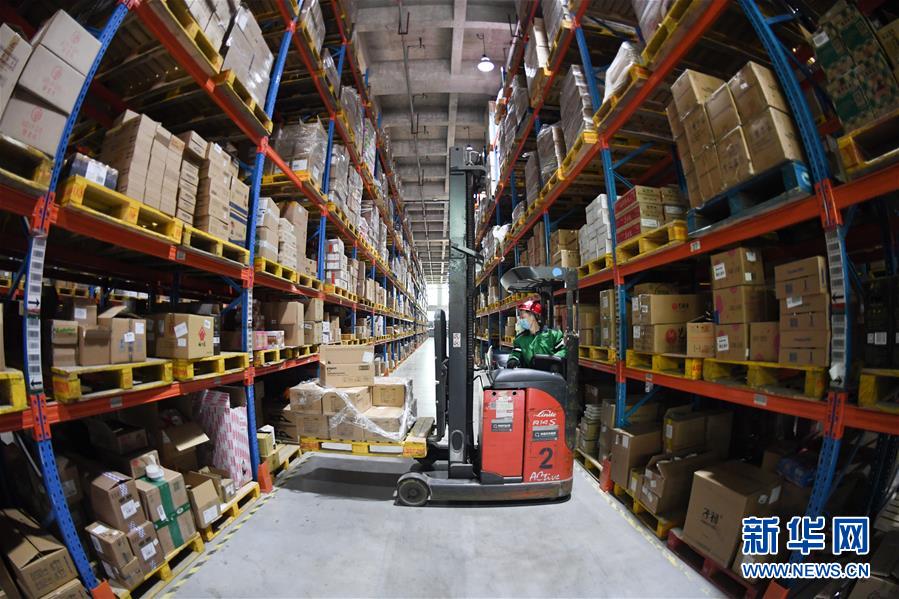 （新華全媒頭條&middot;在習(xí)近平新時代中國特色社會主義思想指引下&mdash;&mdash;新時代新作為新篇章&middot;圖文互動）（9）同心戰(zhàn)&ldquo;疫&rdquo;彰顯人民至上&mdash;&mdash;各地各部門貫徹落實習(xí)近平總書記重要指示精神統(tǒng)籌推進(jìn)疫情防控和經(jīng)濟(jì)社會發(fā)展 