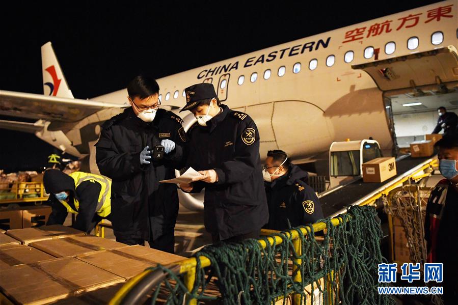 （新華全媒頭條&middot;在習(xí)近平新時代中國特色社會主義思想指引下&mdash;&mdash;新時代新作為新篇章&middot;圖文互動）（11）同心戰(zhàn)&ldquo;疫&rdquo;彰顯人民至上&mdash;&mdash;各地各部門貫徹落實習(xí)近平總書記重要指示精神統(tǒng)籌推進(jìn)疫情防控和經(jīng)濟(jì)社會發(fā)展 