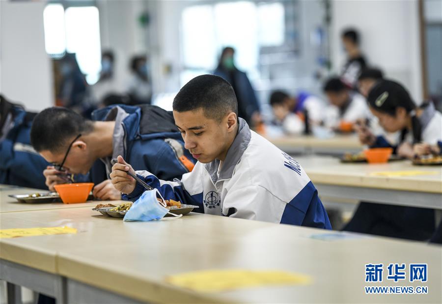 （圖文互動(dòng)）（6）“早”安同學(xué)，“早”安老師！——新疆初高中畢業(yè)班復(fù)課一周回訪見聞