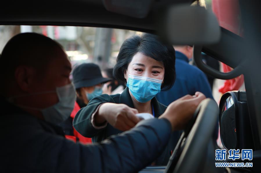 （習(xí)近平致敬的戰(zhàn)&ldquo;疫&rdquo;英雄&middot;下沉干部篇&middot;圖文互動(dòng)）（2）他們，挺身而出守防線