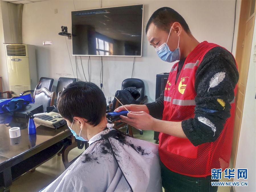 （一線抗疫群英譜&middot;圖文互動）（2）&ldquo;小小發屋&rdquo;溢真情&mdash;&mdash;新疆&ldquo;90后&rdquo;義務理發師馬國仁的故事