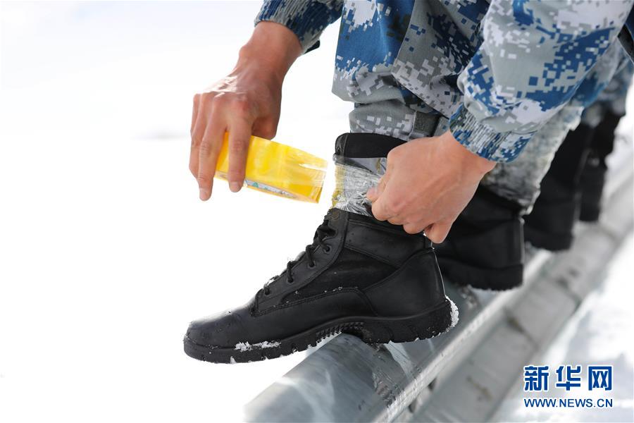 (圖文互動(dòng))(2)特寫:山再高,也要把給養(yǎng)送上去!