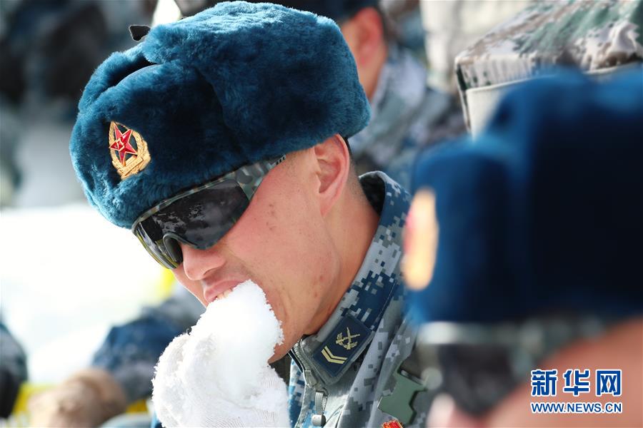 (圖文互動(dòng))(3)特寫:山再高,也要把給養(yǎng)送上去!