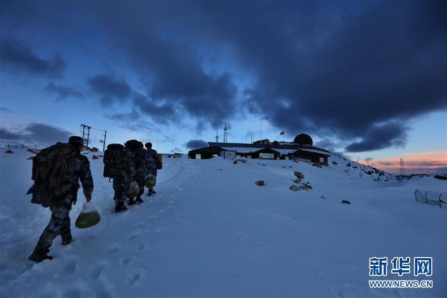 (圖文互動(dòng))(5)特寫:山再高,也要把給養(yǎng)送上去!