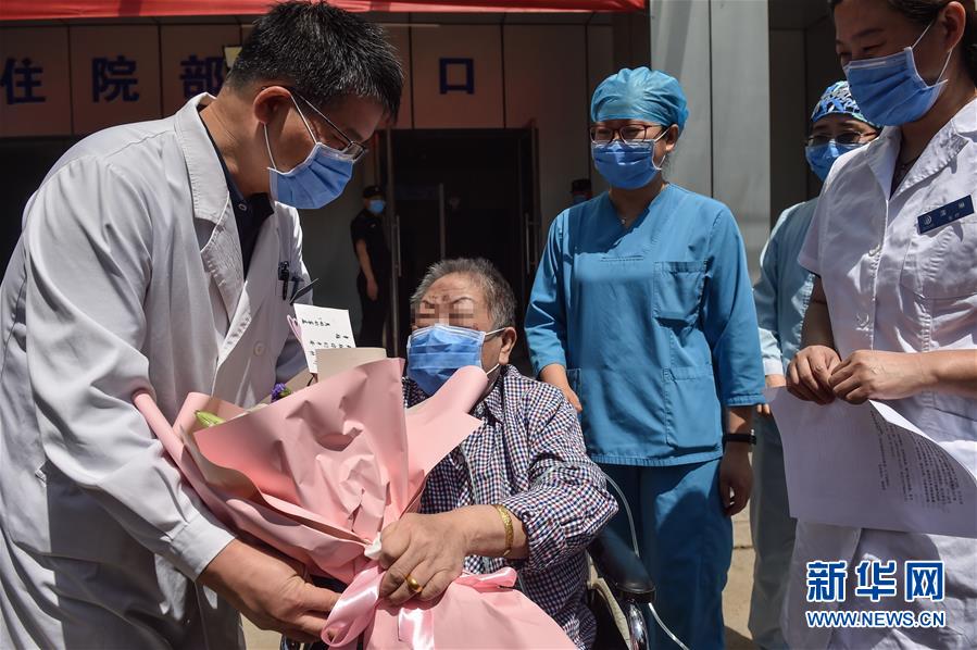 （新華全媒頭條·圖文互動）（1）“始終把人民群眾生命安全和身體健康放在第一位”——中國抗疫彰顯“生命至上、人民至上”理念