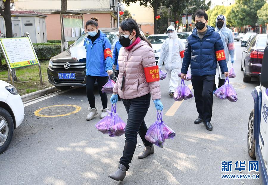 （新華全媒頭條·圖文互動）（10）“始終把人民群眾生命安全和身體健康放在第一位”——中國抗疫彰顯“生命至上、人民至上”理念
