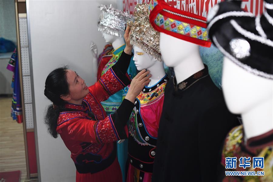 （兩會人物&middot;圖文互動）（5）帶娃、賺錢兩不誤&mdash;&mdash;一位農民工代表眼中的脫貧新工作