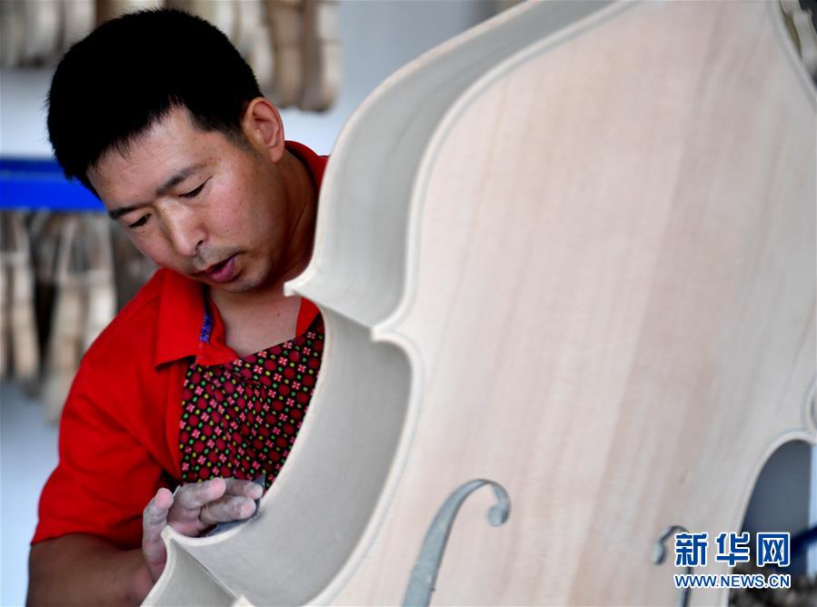 （走向我們的小康生活·圖文互動(dòng)）（4）放下鋤頭，卻撥動(dòng)命運(yùn)的琴弦