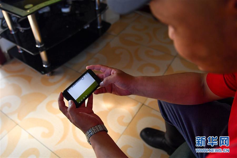 （走向我們的小康生活&middot;圖文互動）（4）草原有了網，手機能放羊&mdash;&mdash;看呼倫貝爾大草原牧民生活變了樣 