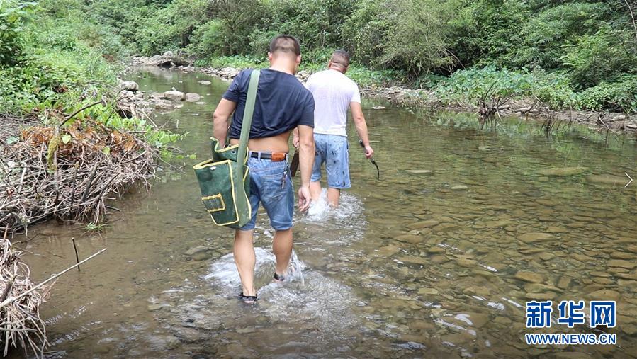 （高溫下的勞動者&middot;圖文互動）（1）高溫襲來，他們用雙手守護(hù)貧困大山