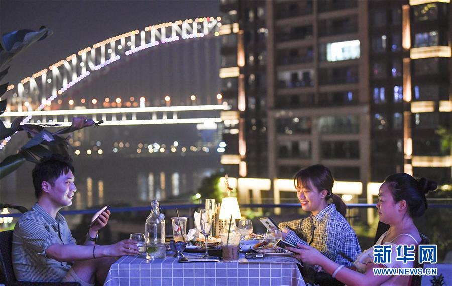 （新華全媒頭條&middot;走向我們的小康生活&middot;圖文互動）（12）大城大鄉(xiāng)的&ldquo;幸福協(xié)奏曲&rdquo;&mdash;&mdash;重慶推動高質(zhì)量發(fā)展創(chuàng)造高品質(zhì)生活紀(jì)事