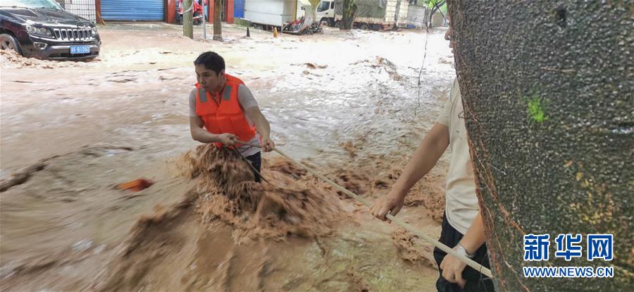 （在習(xí)近平新時(shí)代中國特色社會(huì)主義思想指引下&mdash;&mdash;新時(shí)代新作為新篇章&middot;習(xí)近平總書記關(guān)切事&middot;圖文互動(dòng)）（3）洪峰浪尖，鮮紅的黨旗高高飄揚(yáng)&mdash;&mdash;記防汛抗洪一線的共產(chǎn)黨員