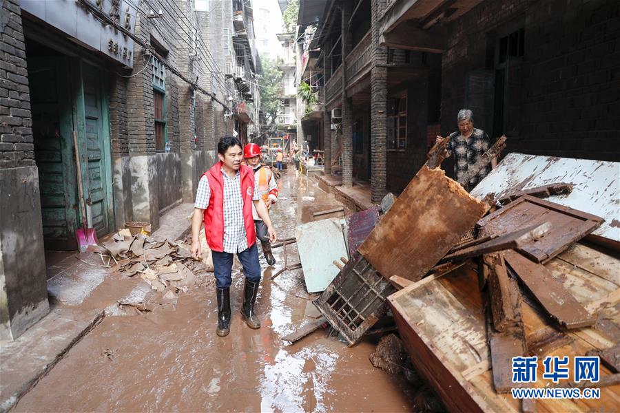 （在習(xí)近平新時(shí)代中國特色社會(huì)主義思想指引下&mdash;&mdash;新時(shí)代新作為新篇章&middot;習(xí)近平總書記關(guān)切事&middot;圖文互動(dòng)）（4）洪峰浪尖，鮮紅的黨旗高高飄揚(yáng)&mdash;&mdash;記防汛抗洪一線的共產(chǎn)黨員